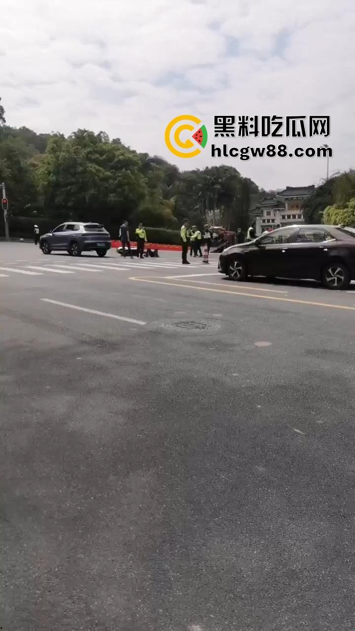 广州电动车整治引爆街头战火,交警暴力执法引众怒,市民直接干翻警车轮胎放气反击!-15