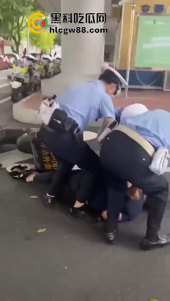 广州电动车整治引爆街头战火,交警暴力执法引众怒,市民直接干翻警车轮胎放气反击!-17