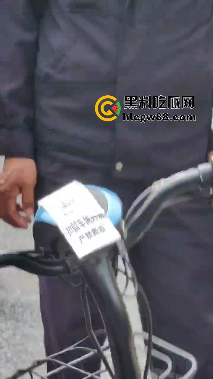 广州电动车整治引爆街头战火,交警暴力执法引众怒,市民直接干翻警车轮胎放气反击!-20