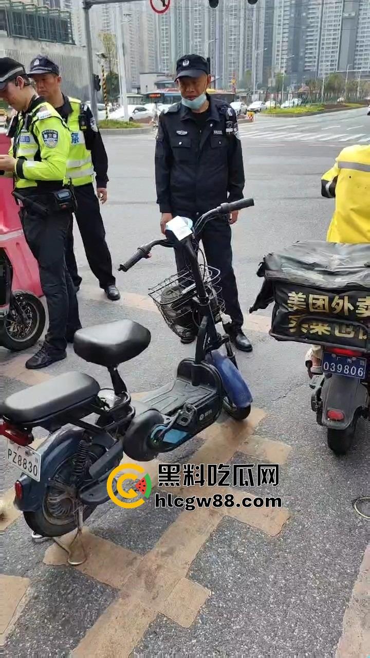 广州电动车整治引爆街头战火,交警暴力执法引众怒,市民直接干翻警车轮胎放气反击!-21
