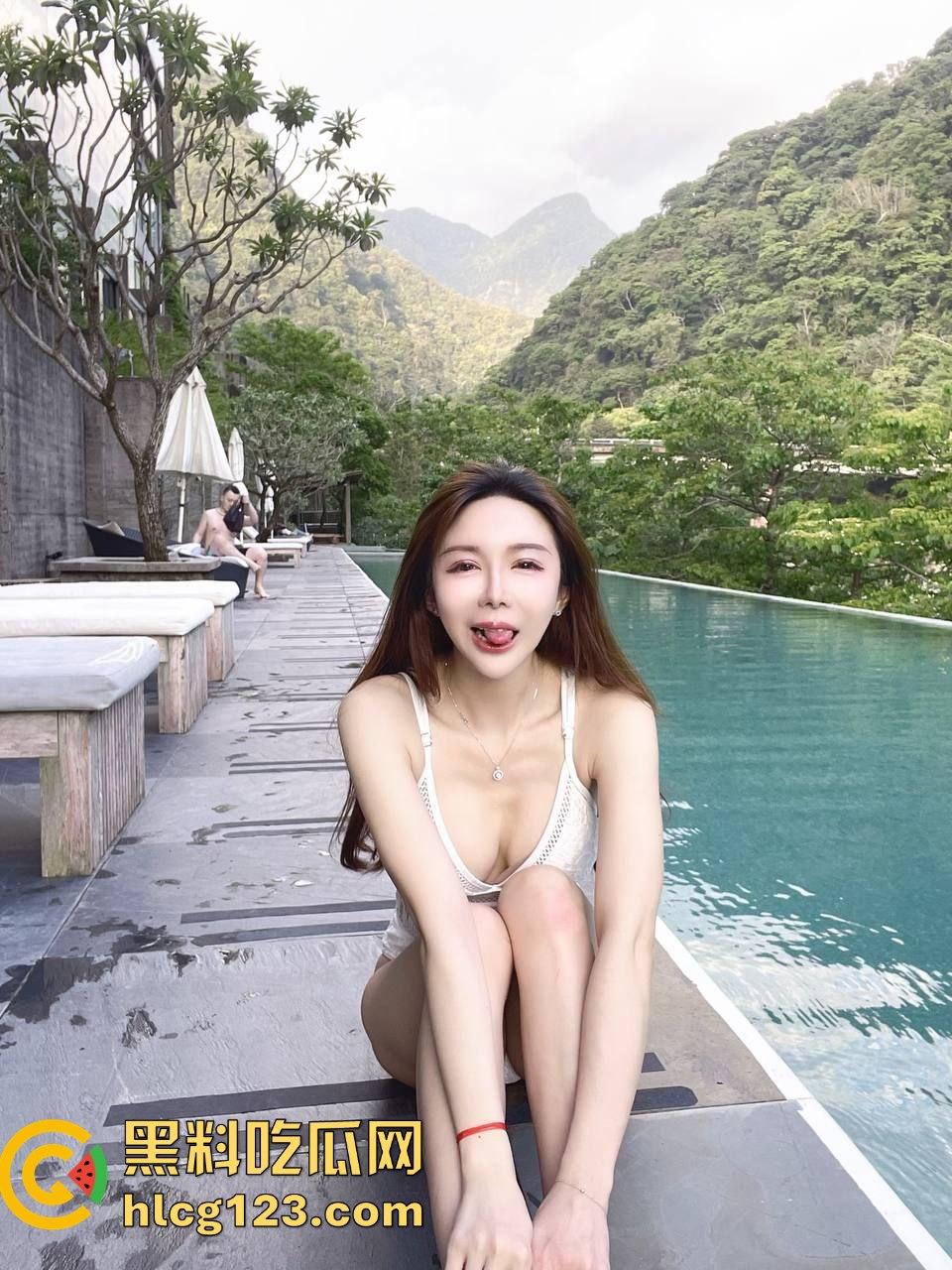 重庆少妇李海萘朋友圈美颜拉满，床上露出真材实料！三层肚腩抖得比大胸还猛！-17