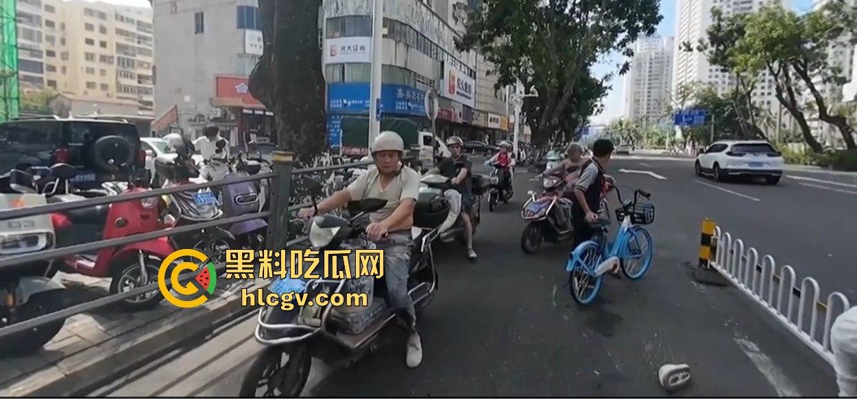 小哥新买电动车上路被3人行喝嗨了的撞飞，妹子砸在围栏上懵了，身材比脸吸睛！-3