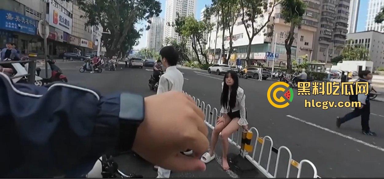 小哥新买电动车上路被3人行喝嗨了的撞飞，妹子砸在围栏上懵了，身材比脸吸睛！-7