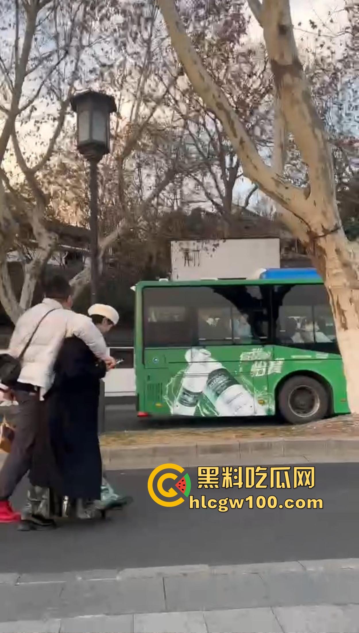 杭州西湖春宫现场直播,断桥残雪变断桥淫雪,光天化日肏大逼现世,这DO法也太野了吧!-5