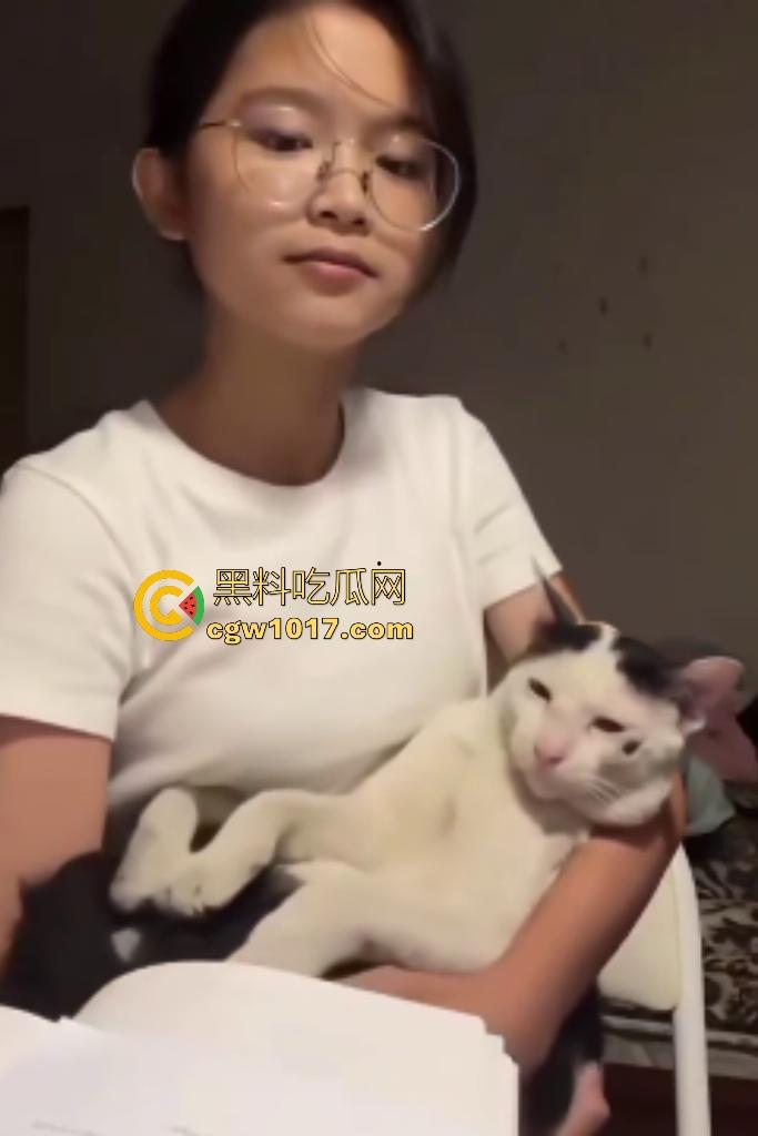 眼镜精神小妹抱猫唱歌难听,猫猫头听不下去直接咬胸部,咬的妹子说“what the fuck”,这猫也是个老吃家了!-4