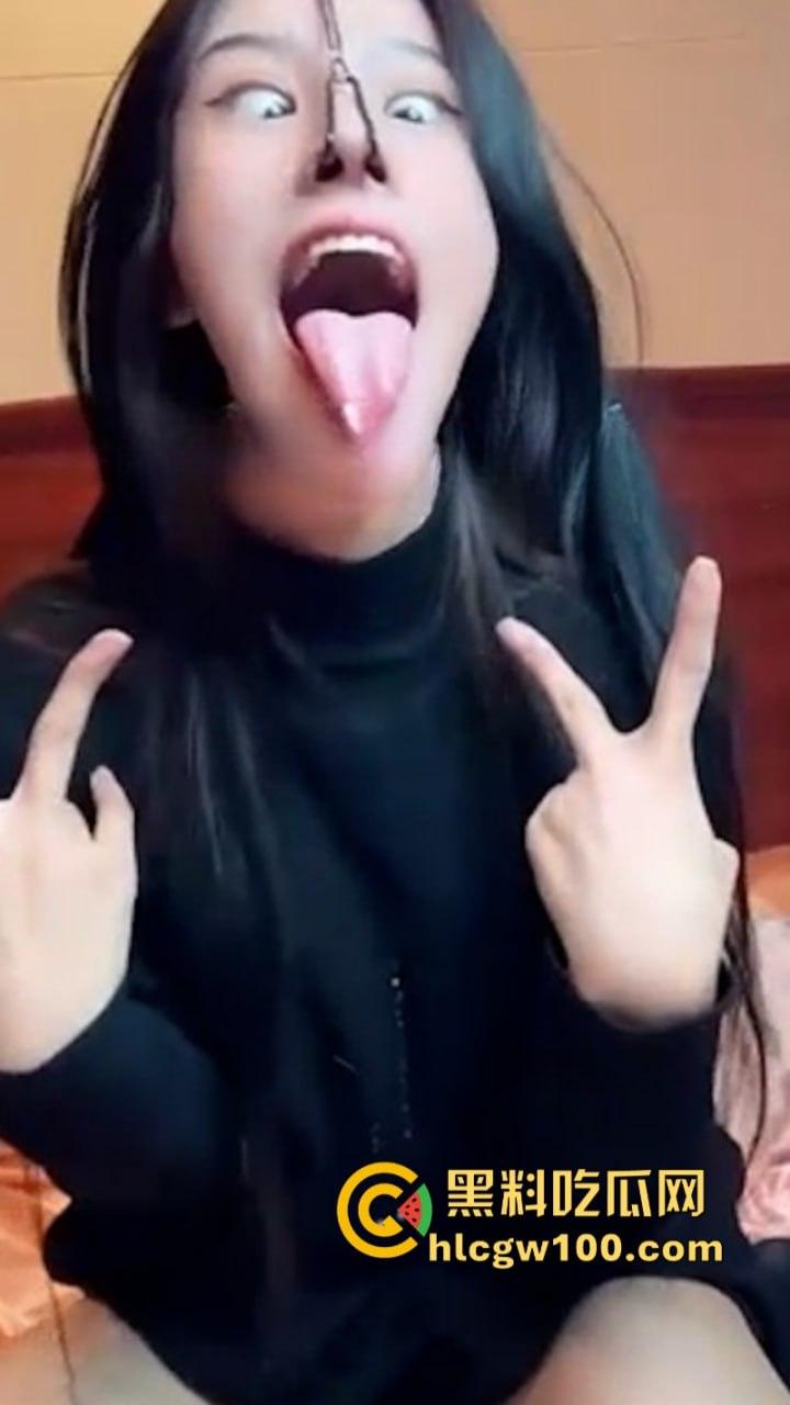 推特【zhuhentai】最抽象癫狂的骚母狗 摆出各种及其夸张的姿势和表情 再多看一眼我都怕她吃了我-6