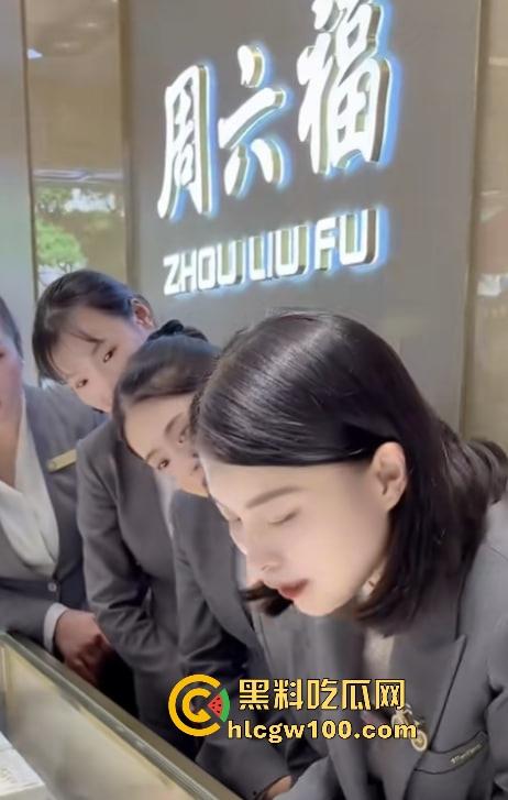 经济萧条珠宝销售卷疯了,周六福销售全裸卖珠宝,胸前两个钻石贴画遮羞,这销冠要是拿不到只能怪本钱太小!-4