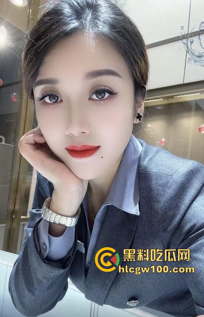 经济萧条珠宝销售卷疯了,周六福销售全裸卖珠宝,胸前两个钻石贴画遮羞,这销冠要是拿不到只能怪本钱太小!-9