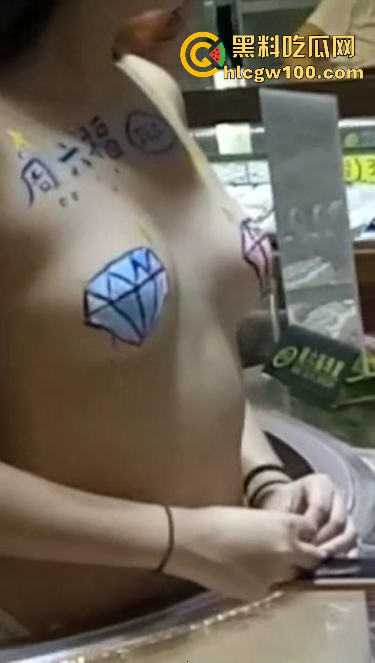 经济萧条珠宝销售卷疯了,周六福销售全裸卖珠宝,胸前两个钻石贴画遮羞,这销冠要是拿不到只能怪本钱太小!-12