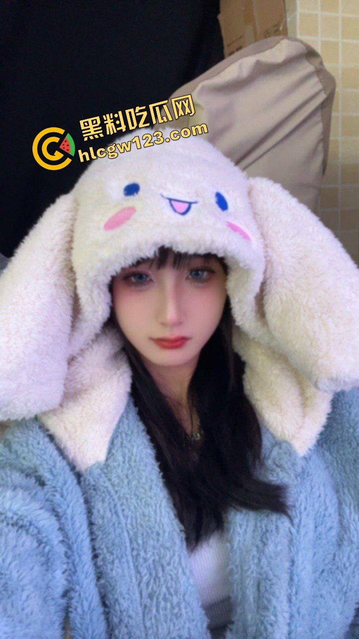 漫展烧鸡又作妖,重庆地平线漫展JK骚妹现场野战男友,COS界直接开操,裙底做爱全场围观!-2