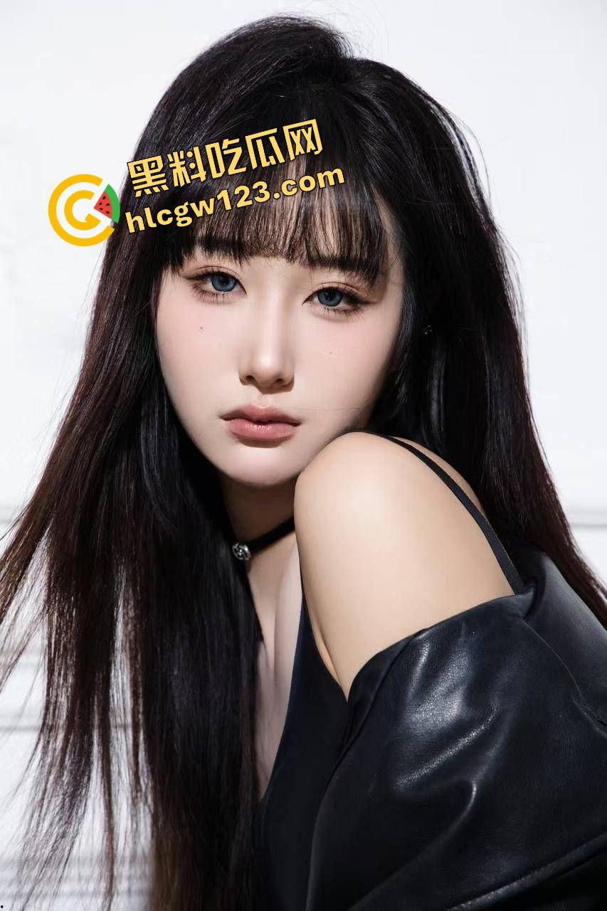 漫展烧鸡又作妖,重庆地平线漫展JK骚妹现场野战男友,COS界直接开操,裙底做爱全场围观!-4