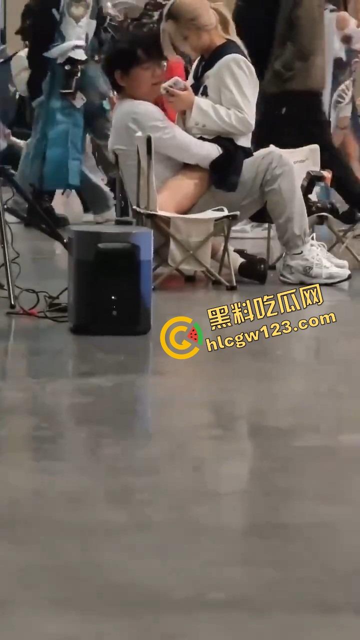 漫展烧鸡又作妖,重庆地平线漫展JK骚妹现场野战男友,COS界直接开操,裙底做爱全场围观!-11