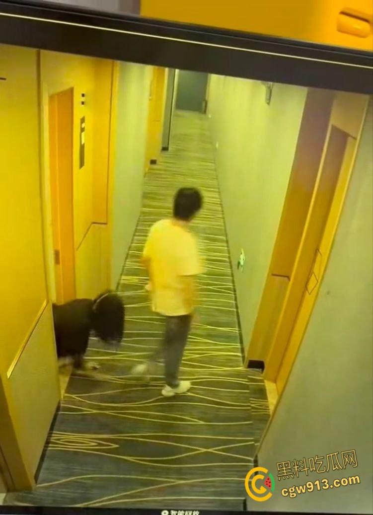 酒店监控拍下吾辈楷模，男子牵狗链，黑群女子像狗爬行，路过群众惊掉下巴，奇葩任务引爆字母圈 !-1