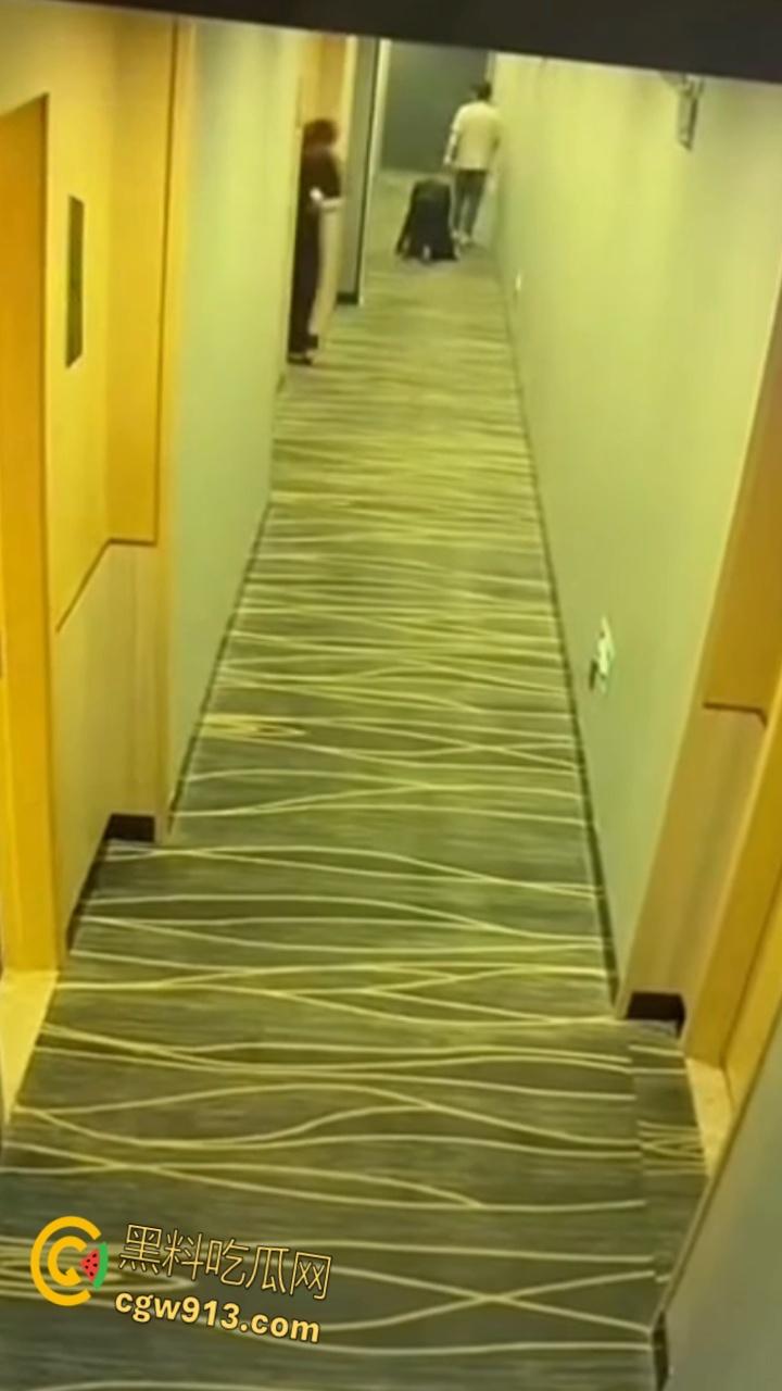 酒店监控拍下吾辈楷模，男子牵狗链，黑群女子像狗爬行，路过群众惊掉下巴，奇葩任务引爆字母圈 !-6