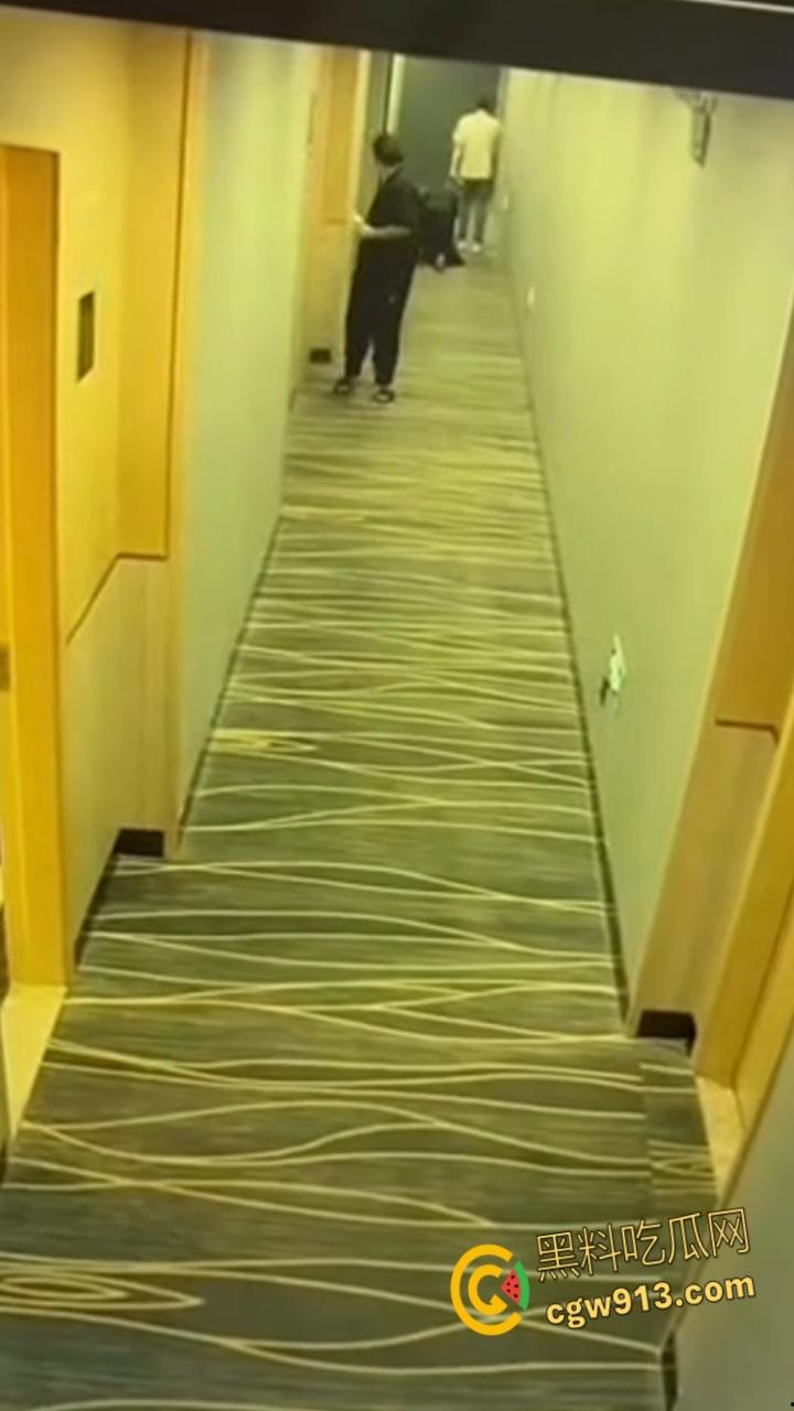 酒店监控拍下吾辈楷模，男子牵狗链，黑群女子像狗爬行，路过群众惊掉下巴，奇葩任务引爆字母圈 !-7