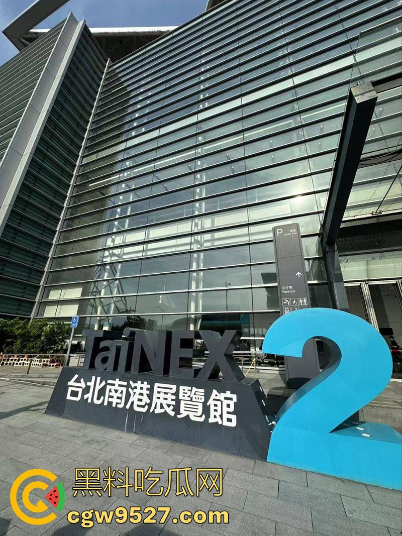 这才是男人天堂啊，台湾成人展盛况，各路老师齐聚一堂，大胆展示性爱姿势，这里面有你喜欢的老师吗？