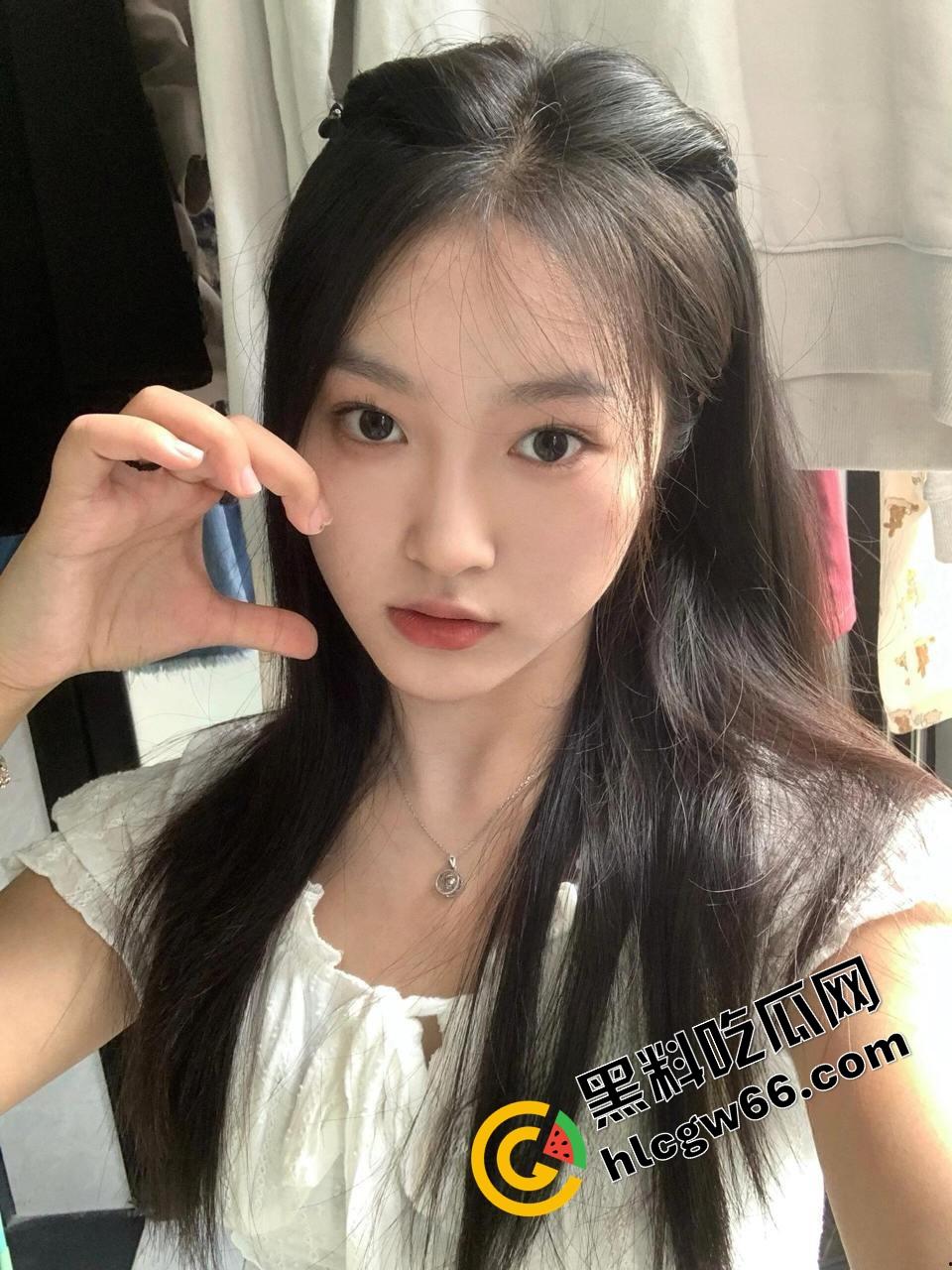 广州白云幼儿园清纯幼师【田梦】被渣男甩了狠踹，嫩逼私拍全漏光，奶子晃荡骚的勾人操烂她！-3