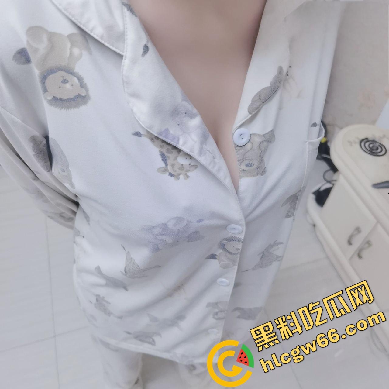 海角28岁教师姐姐淫路曝光!弟弟苦追终操大屁股姐,半推半就插进去,三年性瘾喷发射满臀!-3