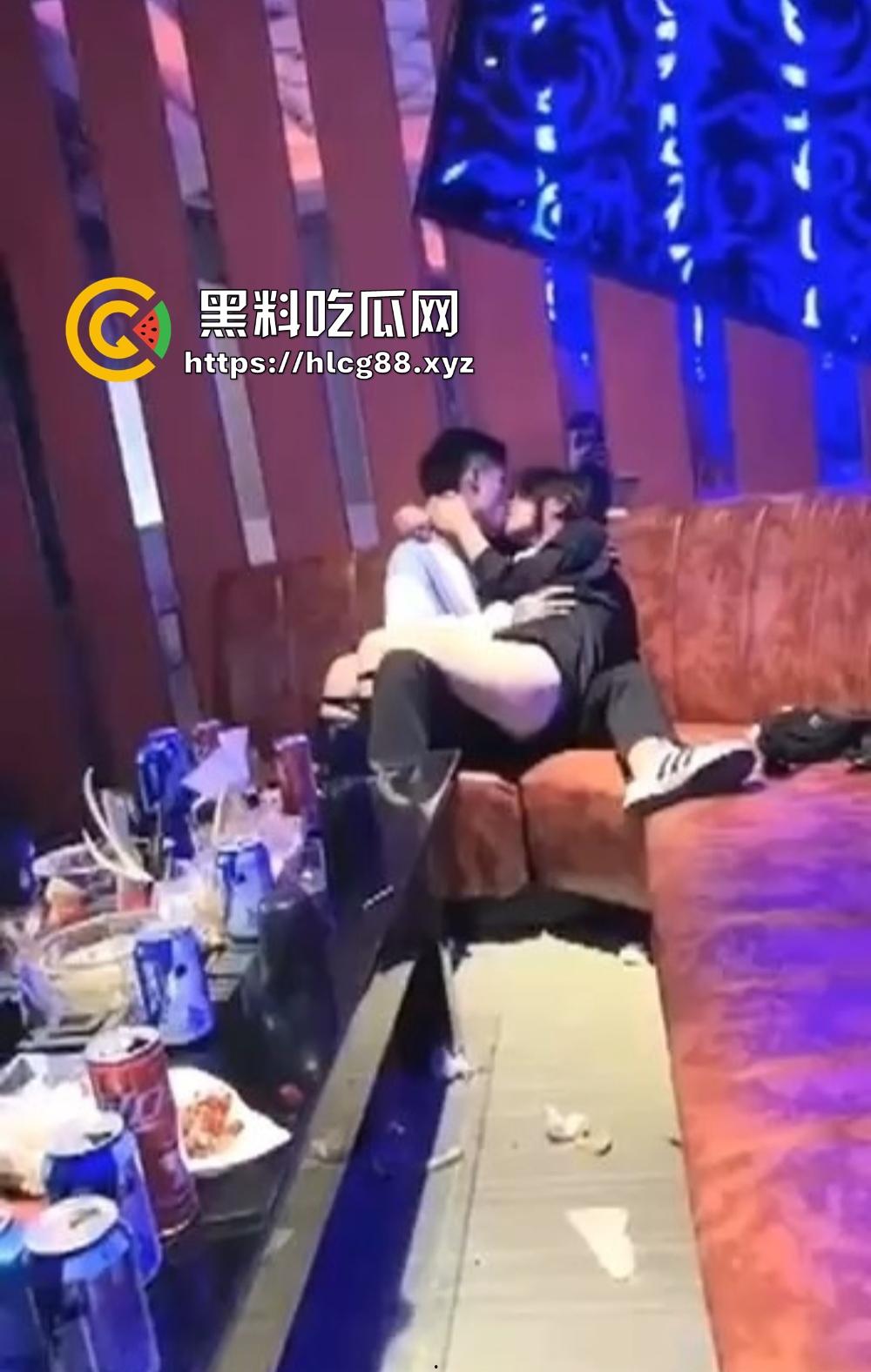 KTV带骚妹喝醉当众啃嘴勾鸡巴硬炸,酒后疯婊厕所抢精狂干,把兄弟看得裤子差点撑爆!-1