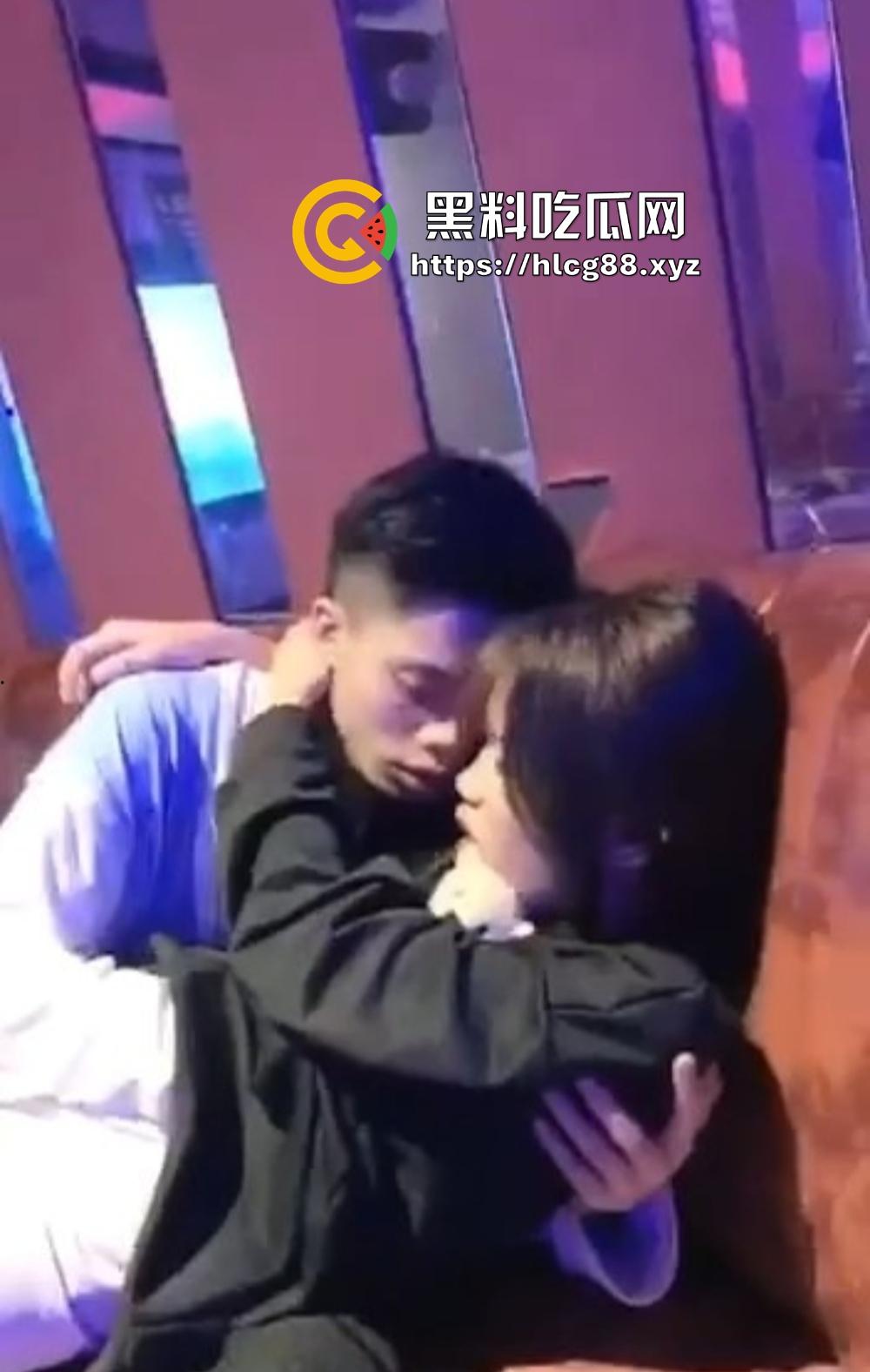 KTV带骚妹喝醉当众啃嘴勾鸡巴硬炸,酒后疯婊厕所抢精狂干,把兄弟看得裤子差点撑爆!-4