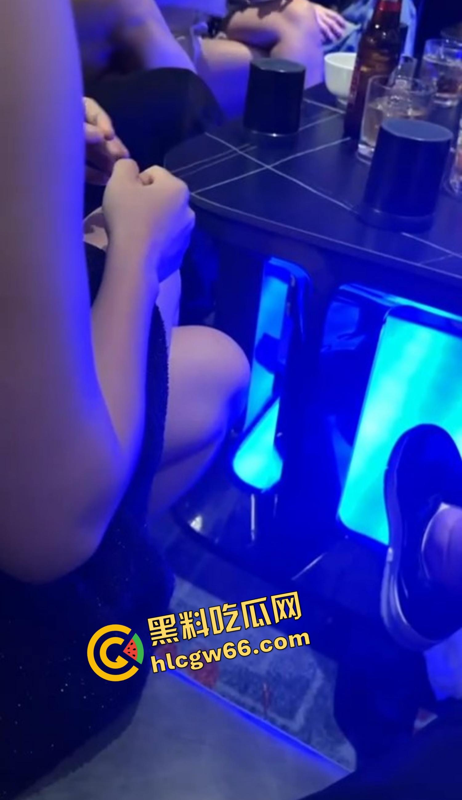 KTV骚娘们直接喝嗨了,当场脱光跳艳舞,边跳边摸逼,这种可以开荤的场子怎么找啊?-3