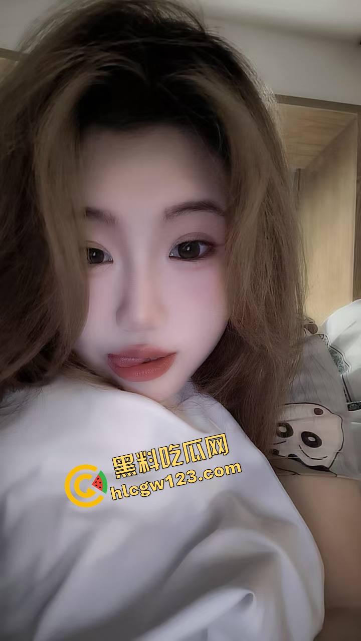 群友爆料前女友【宋蒨】JK黑丝公交车,02年小骚货不上班专靠男人养,两年感情换一顶绿帽!-1