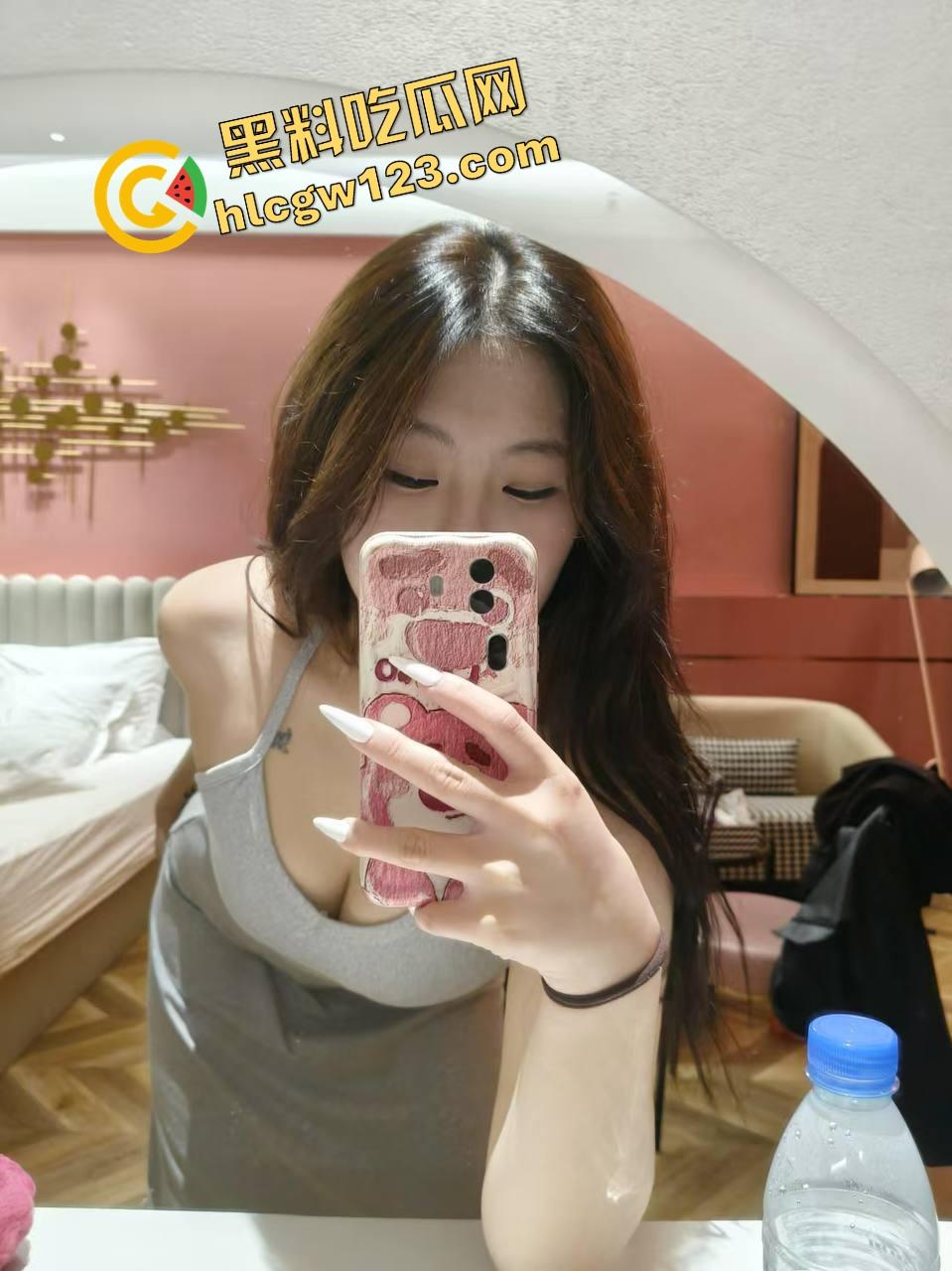 群友爆料前女友【宋蒨】JK黑丝公交车,02年小骚货不上班专靠男人养,两年感情换一顶绿帽!-2