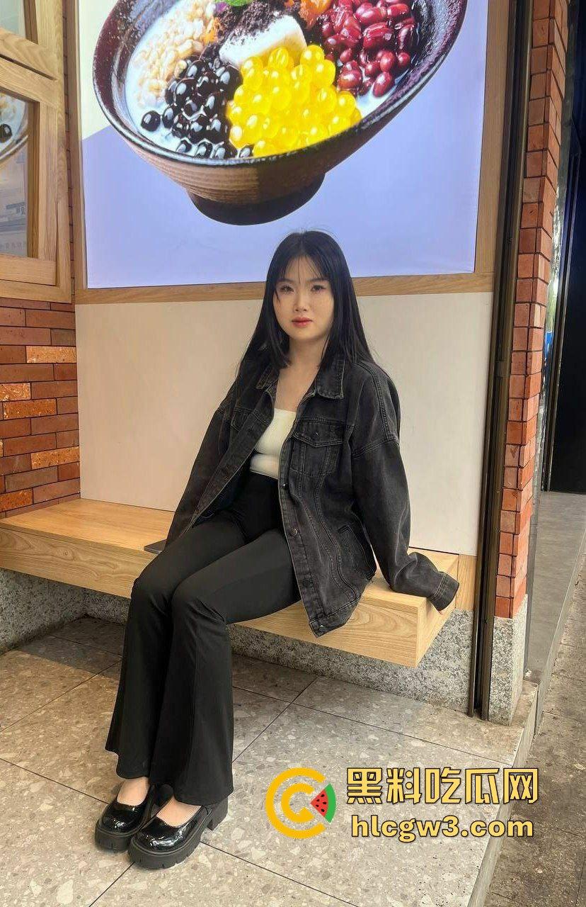 勾搭学设计的骚妹子，最刺激的竟是她一边上班一边干口活足交都尝试过，爽到不行！-9