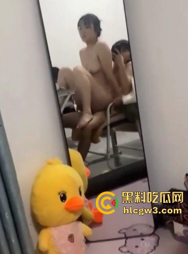 勾搭学设计的骚妹子，最刺激的竟是她一边上班一边干口活足交都尝试过，爽到不行！-12