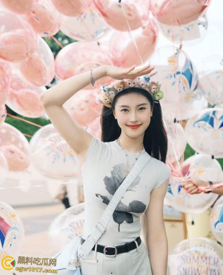 东方演艺集团舞蹈演员,与男友做爱自拍泄密,娴熟口技深喉舔屌,女上位骑乘狂操,浓精颜射嘴脸!-3