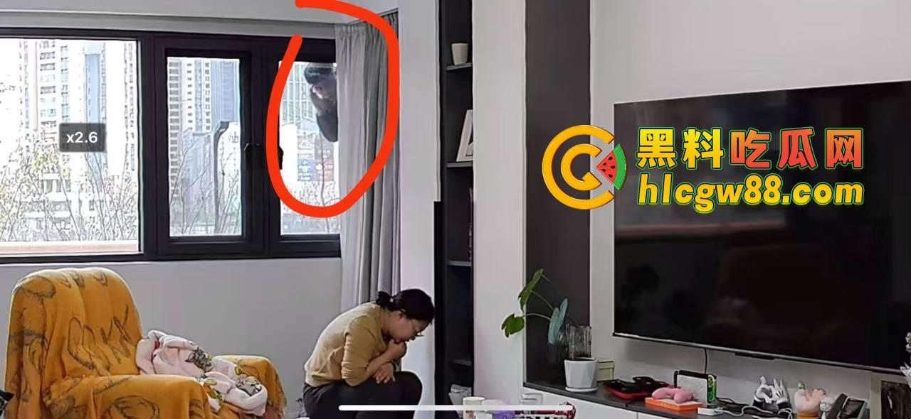 山东小区惊现饿疯贼娃子,大白天溜门撬锁,被发现撒腿就跑,半路还蹲阳台偷看,咋的?饿到不死心?-2