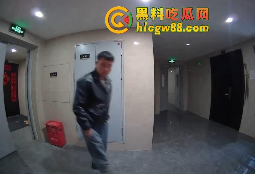 山东小区惊现饿疯贼娃子,大白天溜门撬锁,被发现撒腿就跑,半路还蹲阳台偷看,咋的?饿到不死心?-3