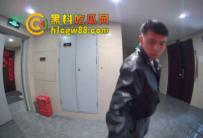 山东小区惊现饿疯贼娃子,大白天溜门撬锁,被发现撒腿就跑,半路还蹲阳台偷看,咋的?饿到不死心?-4