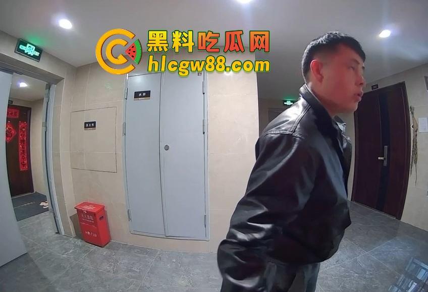 山东小区惊现饿疯贼娃子,大白天溜门撬锁,被发现撒腿就跑,半路还蹲阳台偷看,咋的?饿到不死心?-5