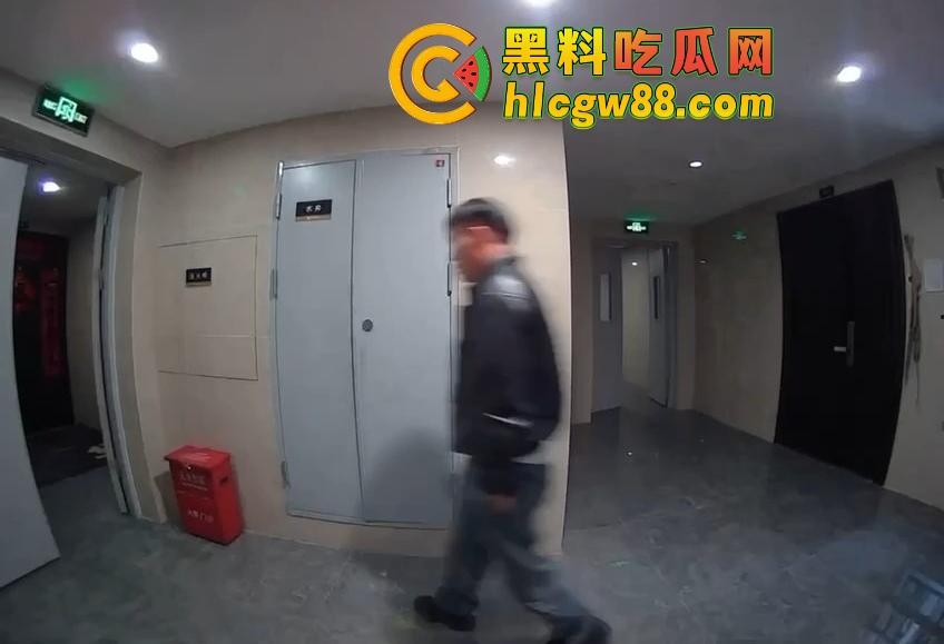 山东小区惊现饿疯贼娃子,大白天溜门撬锁,被发现撒腿就跑,半路还蹲阳台偷看,咋的?饿到不死心?-7