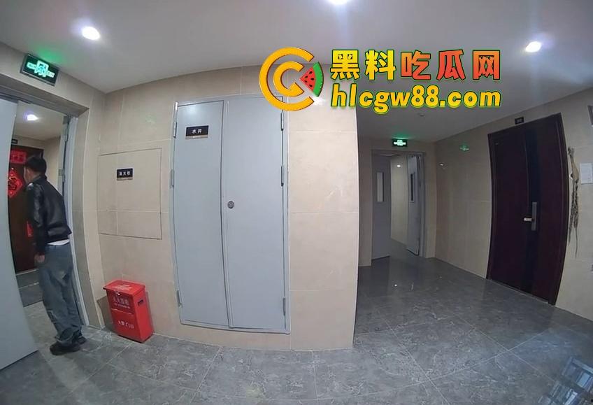 山东小区惊现饿疯贼娃子,大白天溜门撬锁,被发现撒腿就跑,半路还蹲阳台偷看,咋的?饿到不死心?-8